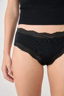 Schwarze Shorty mit Spitze – Eleganter Komfort aus weicher Mikrofaser
