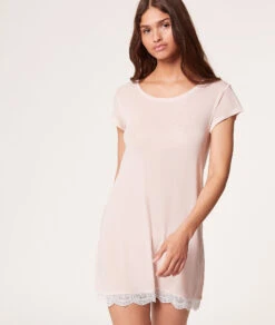 BLUSH Elegantes Nachthemd mit Spitzenunterteil - Nachhaltig & Weich