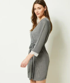 Elegantes Damen Negligé in Grau mit feiner Spitze und Bindegürtel -Etam Verkäufe 648586402 c