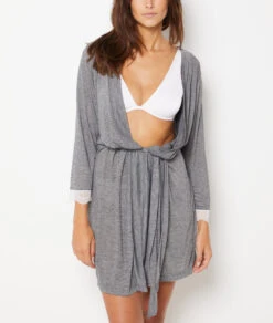 Elegantes Damen Negligé in Grau mit feiner Spitze und Bindegürtel