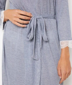 Luxuriöses Nachthemd in Marineblau mit edlen Spitzendetails & Gürtel 8 Luxuriöses Nachthemd in Marineblau mit edlen Spitzendetails & Gürtel -Etam Verkäufe 648586425 b