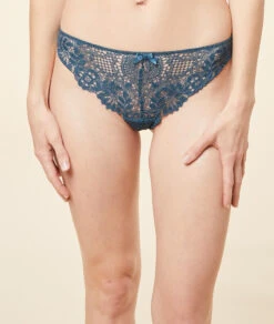 Spitzen-Tanga in Petrolblau – Nachhaltiger Damen-Slip aus recyceltem Material