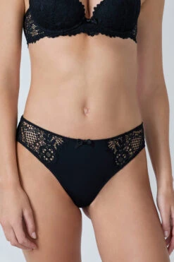 Damen Spitzen Hipster aus Mikrofaser - Eleganz & Komfort in Schwarz