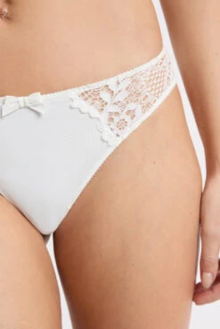 Spitzen-Hipster Perle: Sinnliche Spitze trifft auf nachhaltigen Komfort -Etam Verkäufe 650564759 c