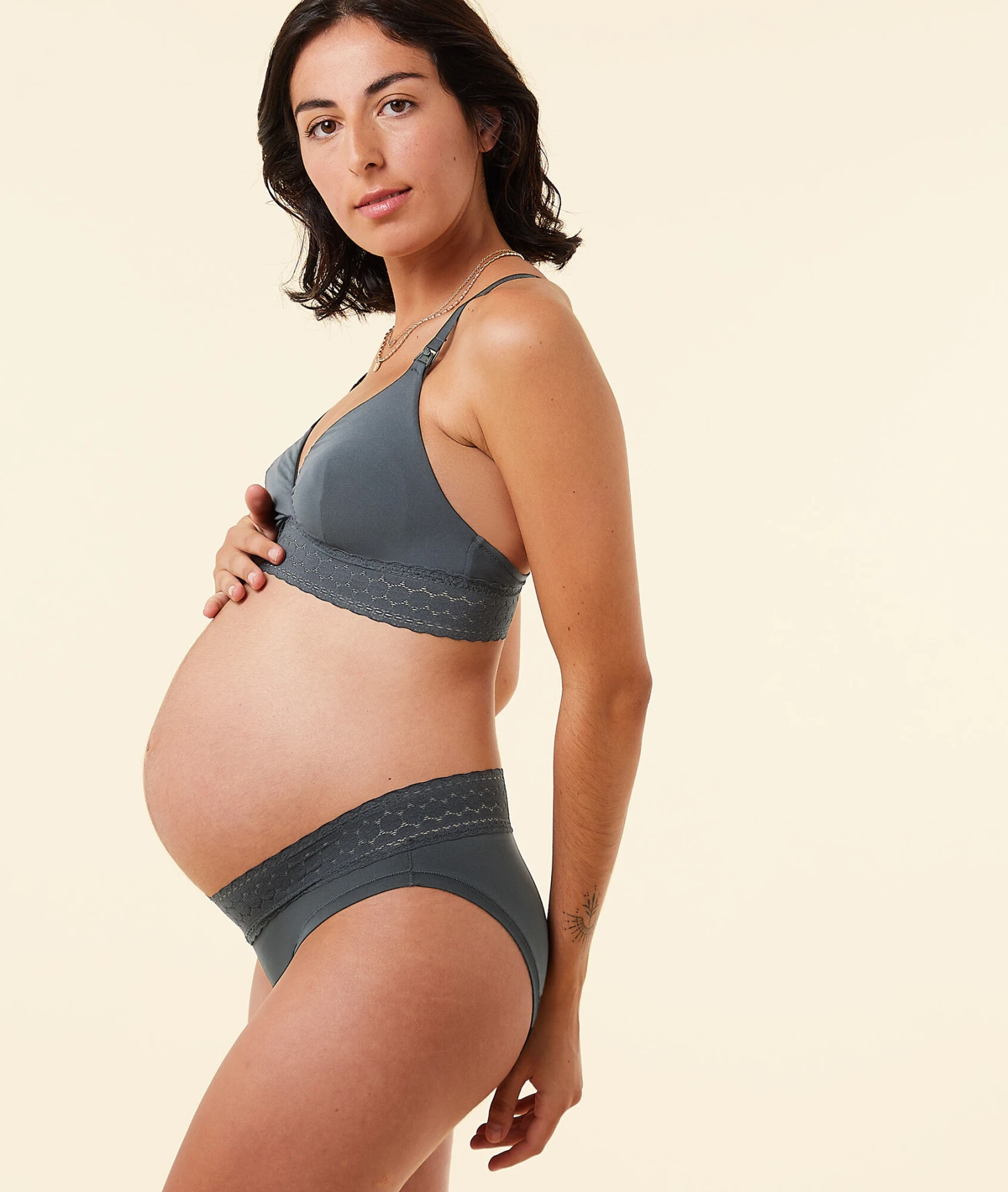 Bequemes Umstandshöschen mit eleganten Spitzen-Details in Blau 5 Bequemes Umstandshöschen mit eleganten Spitzen-Details in Blau – Bild 5