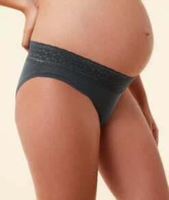 Bequemes Umstandshöschen mit eleganten Spitzen-Details in Blau