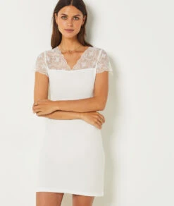 Elegantes Nachthemd mit feiner Spitze & V-Ausschnitt - Ecru