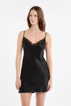 Elegantes Seiden-Nachthemd in Schwarz mit feiner Spitze