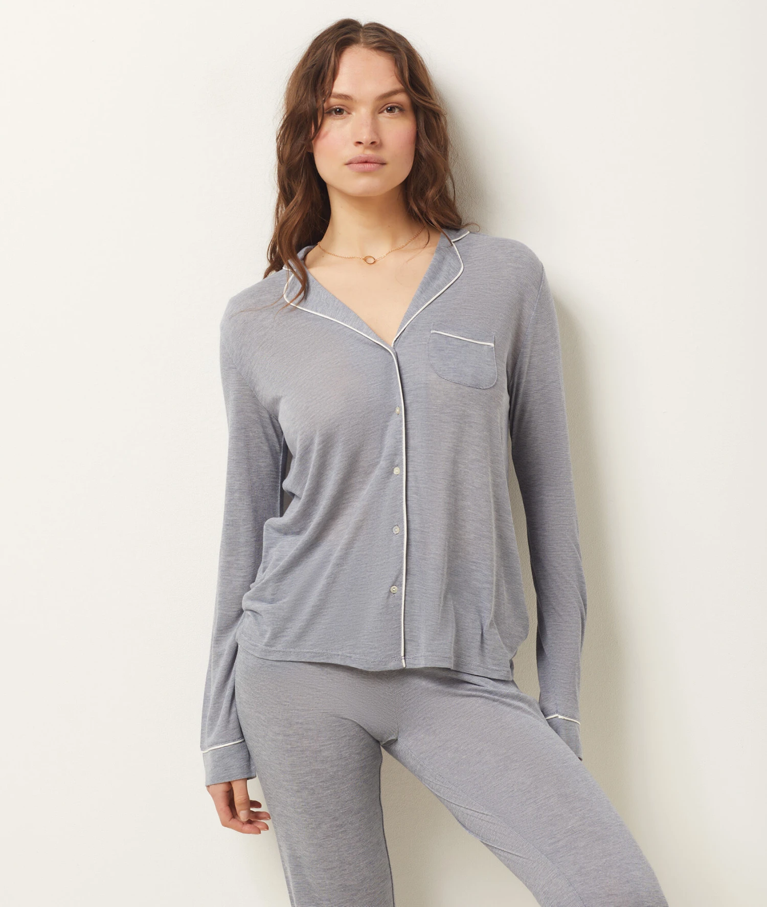Damen Pyjamaoberteil in Marineblau - Edles Schlafshirt mit Paspelierung 4 Damen Pyjamaoberteil in Marineblau - Edles Schlafshirt mit Paspelierung – Bild 4