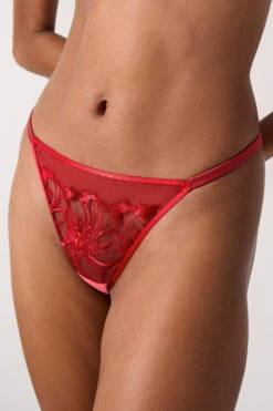 Roter Spitzenstring mit Stickerei & Seidenglanz - Eleganter Damen String