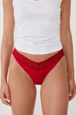 Eleganter V-Shape Tanga aus Mikrofaser in Rot mit Spitzenbesatz