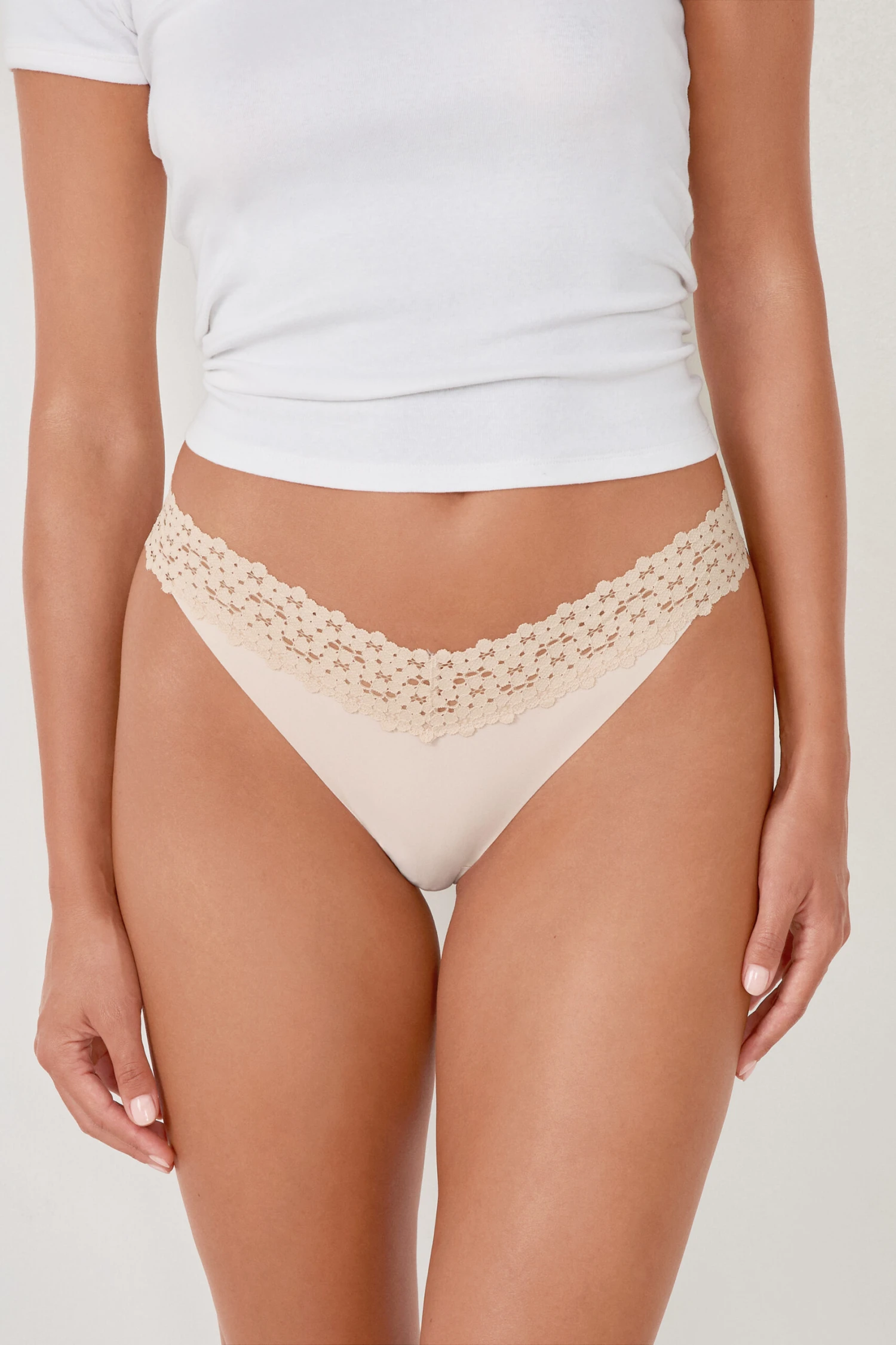V-Form Tanga aus Mikrofaser und Spitze – Farbe Leinen 1 V-Form Tanga aus Mikrofaser und Spitze – Farbe Leinen