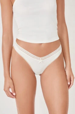 Power Tanga mit hohem V-Ausschnitt und eleganter Spitze – Weiß