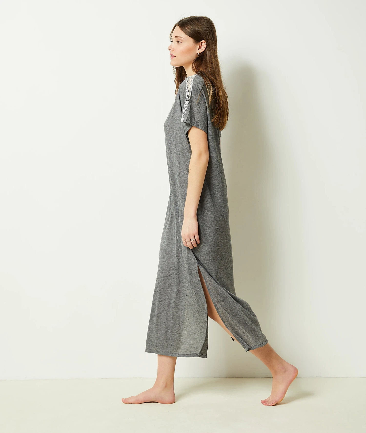 Komfortables Langes Nachthemd in Grau - Weiches Sleepshirt mit Spitze 3 Komfortables Langes Nachthemd in Grau - Weiches Sleepshirt mit Spitze – Bild 3