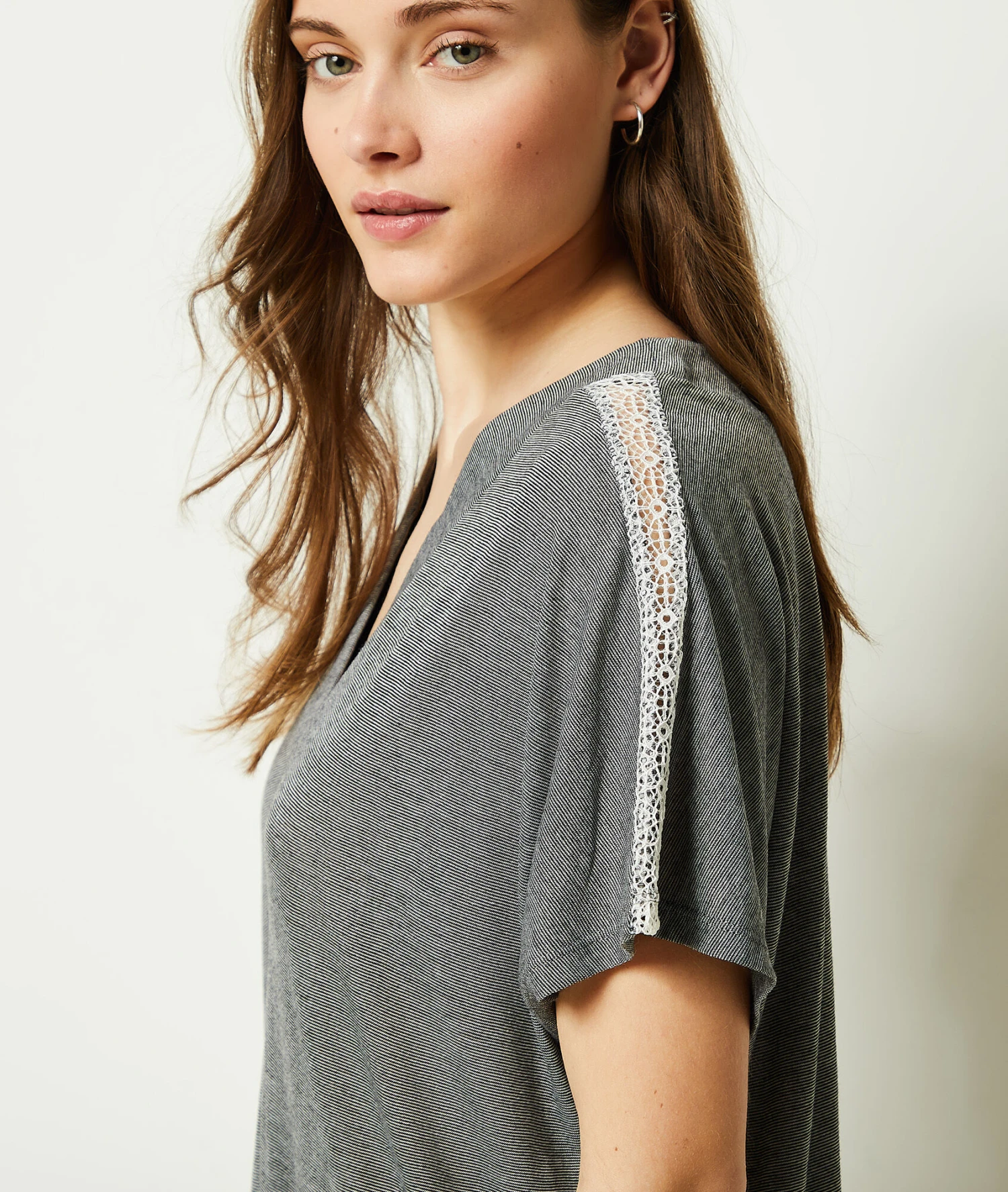 Komfortables Langes Nachthemd in Grau - Weiches Sleepshirt mit Spitze 4 Komfortables Langes Nachthemd in Grau - Weiches Sleepshirt mit Spitze – Bild 4