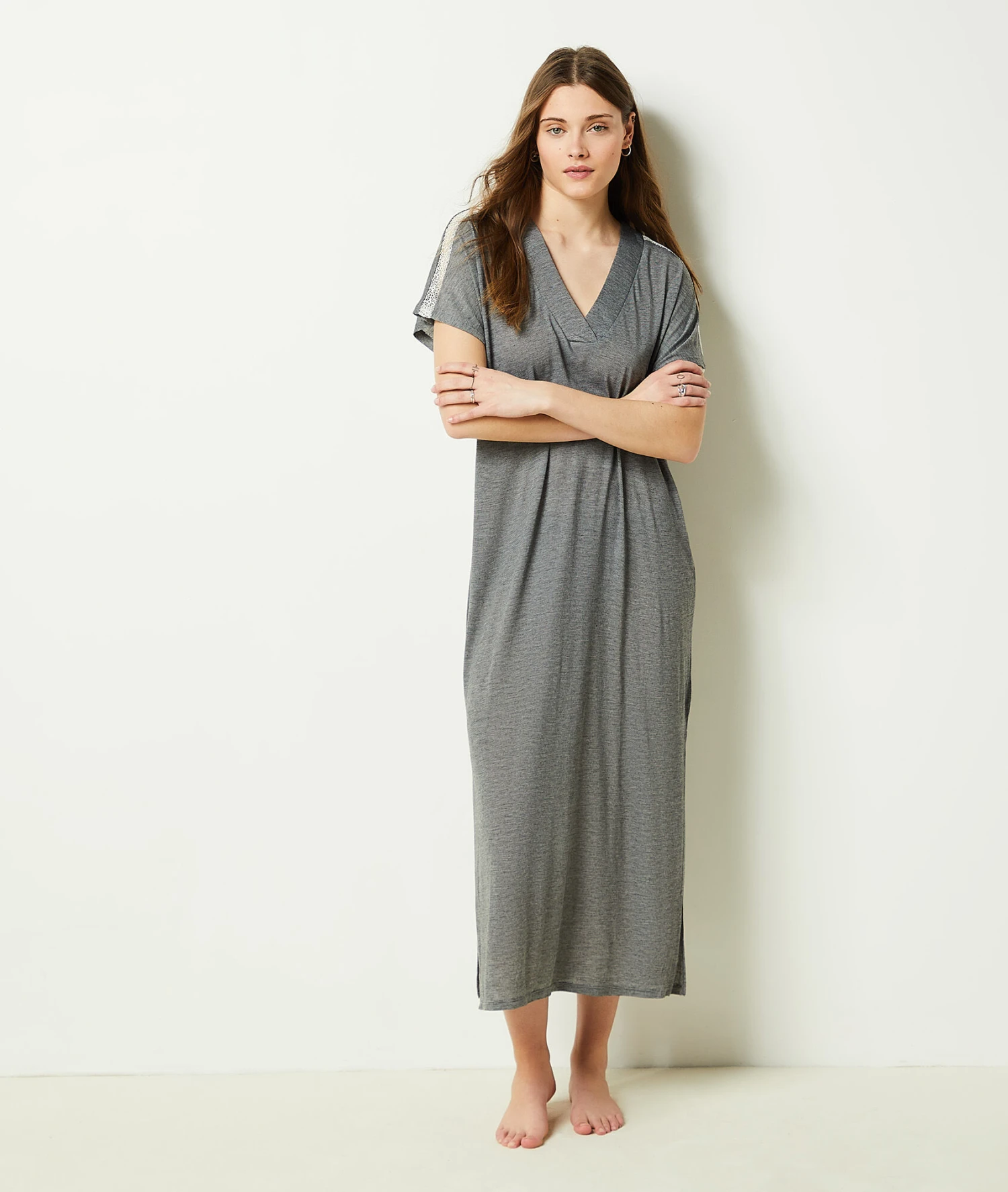 Komfortables Langes Nachthemd in Grau - Weiches Sleepshirt mit Spitze 1 Komfortables Langes Nachthemd in Grau - Weiches Sleepshirt mit Spitze
