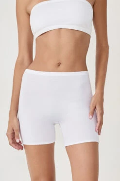 Bequeme Radlerhose aus Bio-Baumwolle in Weiß – Formende Shorts mit 360° Stretch