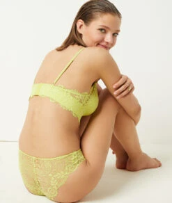 Bügelloser Triangel BH mit irisierender Spitze – Komfort & Halt in Anis Absinth 9 Bügelloser Triangel BH mit irisierender Spitze – Komfort & Halt in Anis Absinth -Etam Verkäufe 652749341 c