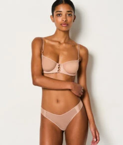 Eleganter Tanga aus Seide und Tüll in Blush – Luxuriöse Damen-Dessous