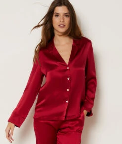 Elegantes Pyjamaoberteil aus reiner Seide in Rot