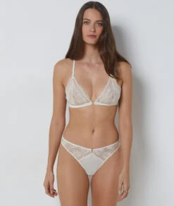 Eleganter Tüll-String mit Stickerei und Gold-Detail - Perle