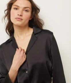 Elegantes Satin Pyjamahemd in Schwarz mit Bindegürtel