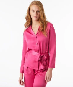Elegantes Satin-Pyjamahemd in Fuchsia mit Taillengürtel