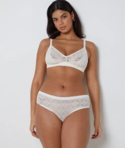 Eleganter Taillenslip aus Spitze in edlem Ecru – Hoher Bund & Komfort
