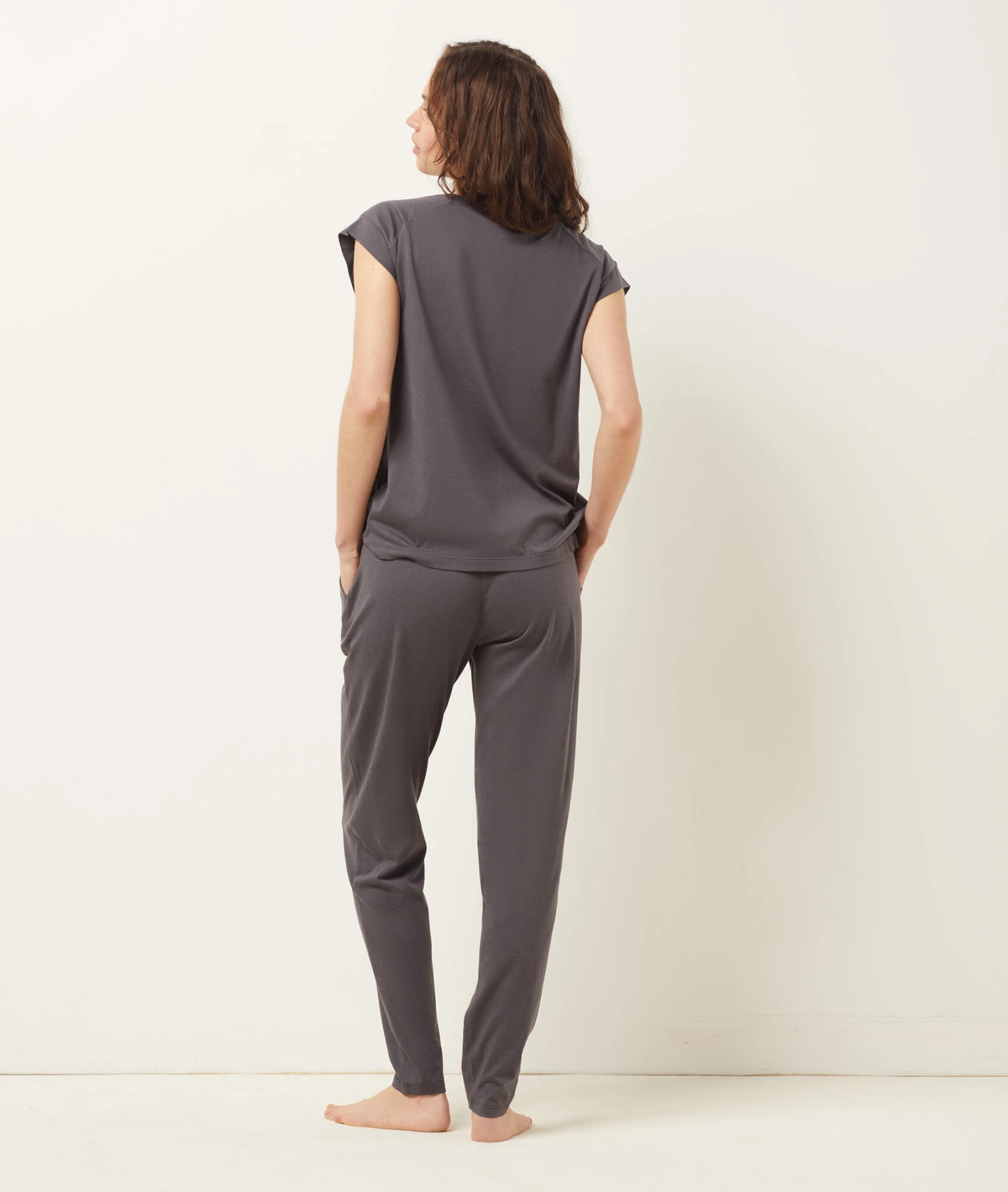 Bequemes Kurzarm Pyjama Oberteil in Anthrazit - Weiches Schlafshirt 3 Bequemes Kurzarm Pyjama Oberteil in Anthrazit - Weiches Schlafshirt – Bild 3
