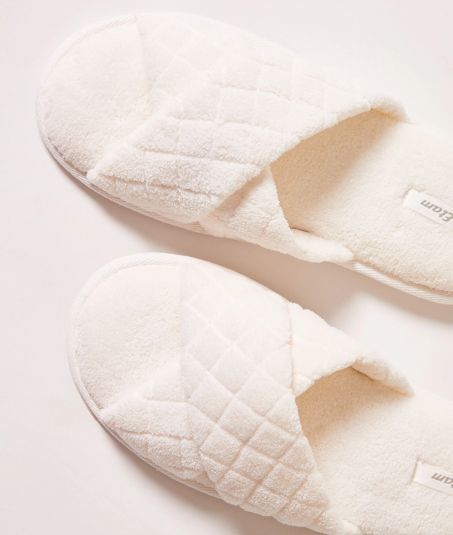 Luxuriöse Damen Hausschuhe in Weiß – Flauschige Kunstfell Pantoffeln 5 Luxuriöse Damen Hausschuhe in Weiß – Flauschige Kunstfell Pantoffeln – Bild 5