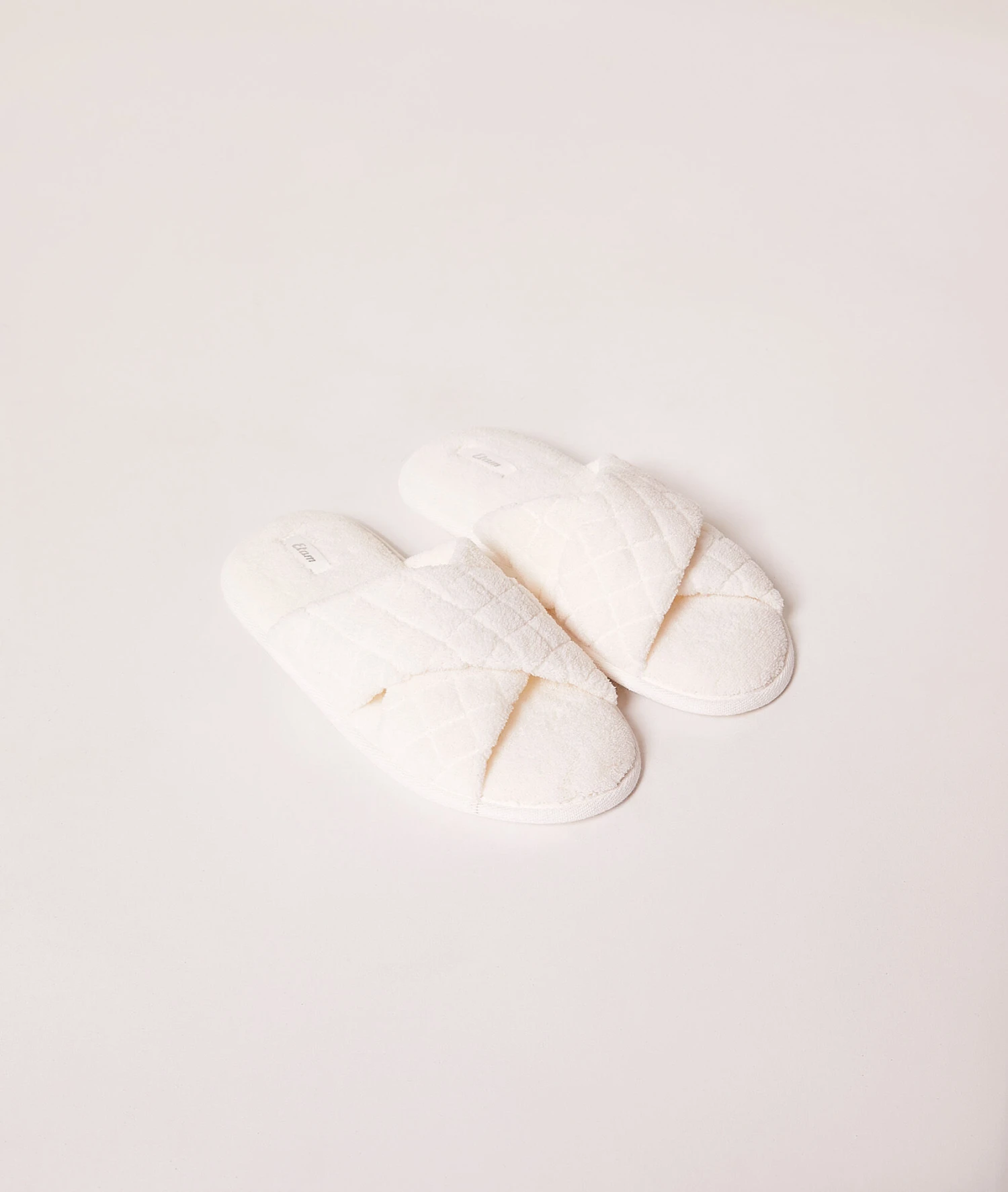 Luxuriöse Damen Hausschuhe in Weiß – Flauschige Kunstfell Pantoffeln 1 Luxuriöse Damen Hausschuhe in Weiß – Flauschige Kunstfell Pantoffeln