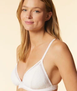 BH N.8: Bügelloser Triangel BH aus edler Spitze – Ekru