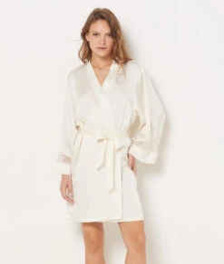 Satin-Negligé mit edler Spitze in Ecru – Elegantes Nachthemd mit Gürtel