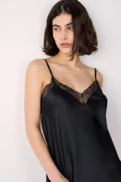 Satin Nachthemd mit Spitze – Elegantes Damen Schlafkleid in Schwarz