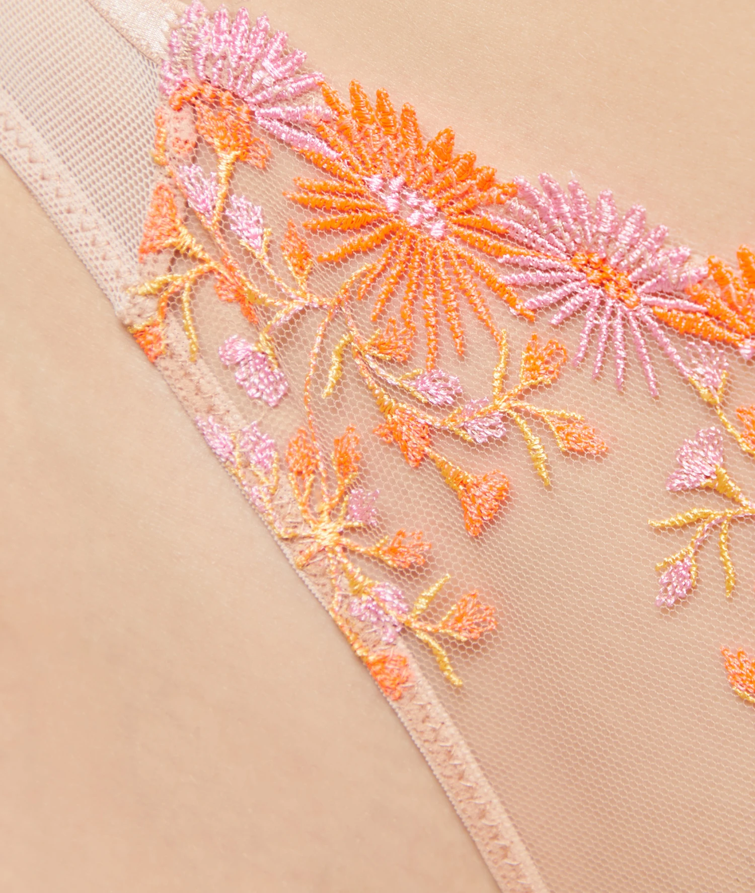 Eleganter Spitzen-Tanga aus recyceltem Tüll mit floraler Stickerei 4 Eleganter Spitzen-Tanga aus recyceltem Tüll mit floraler Stickerei – Bild 4