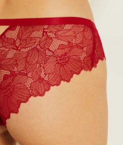Eleganter Roter Microfaser-Shorty mit Floralem Spitzendetail und Cut-out -Etam Verkäufe 653549573 b