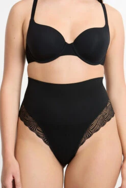 Figurformender High-Waist Tanga mit Spitze für sanften Halt - Schwarz