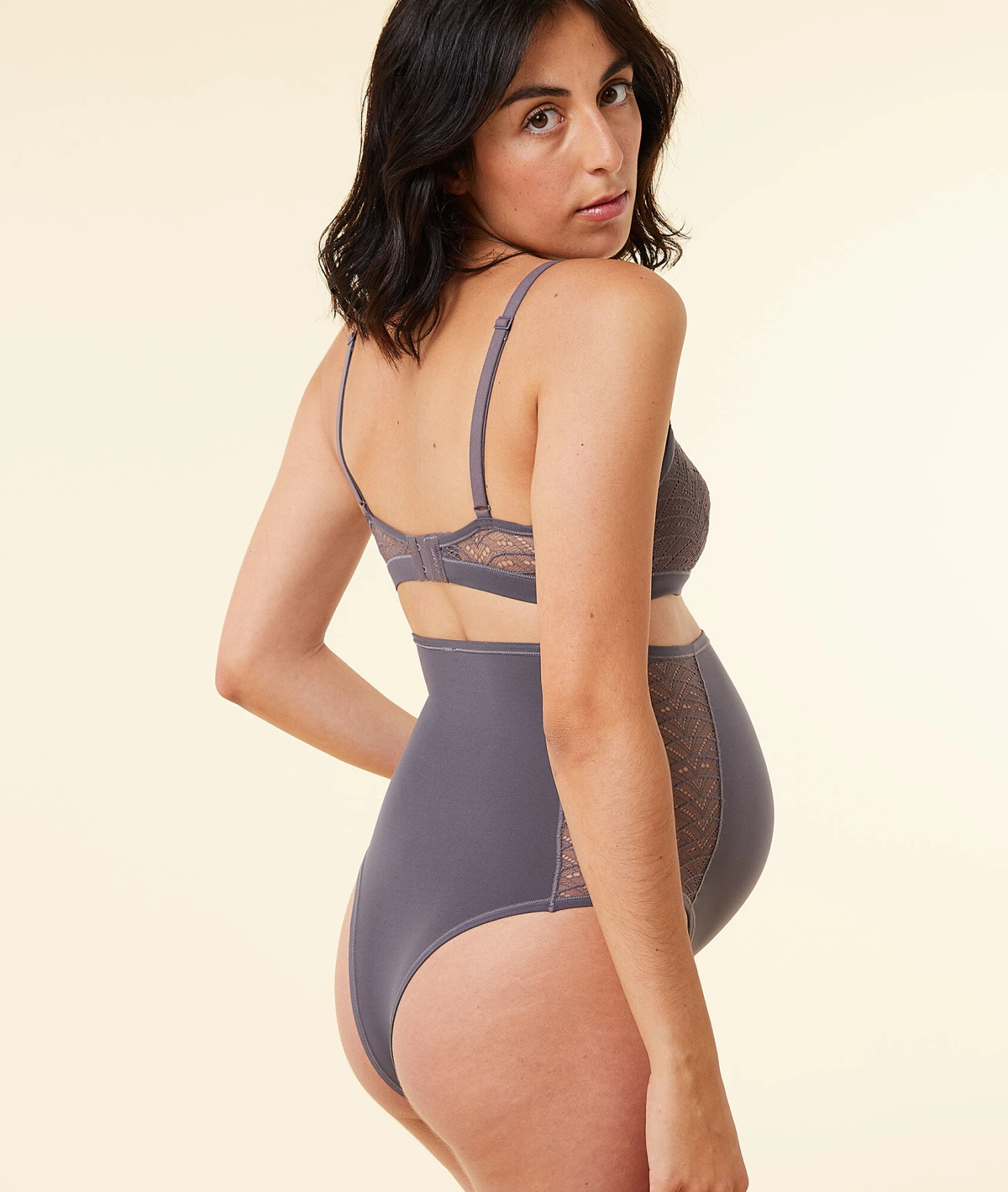 Schwangerschafts-Tanga mit hoher Taille - Spitze & Mikrofaser in Anthrazit 2 Schwangerschafts-Tanga mit hoher Taille - Spitze & Mikrofaser in Anthrazit – Bild 2