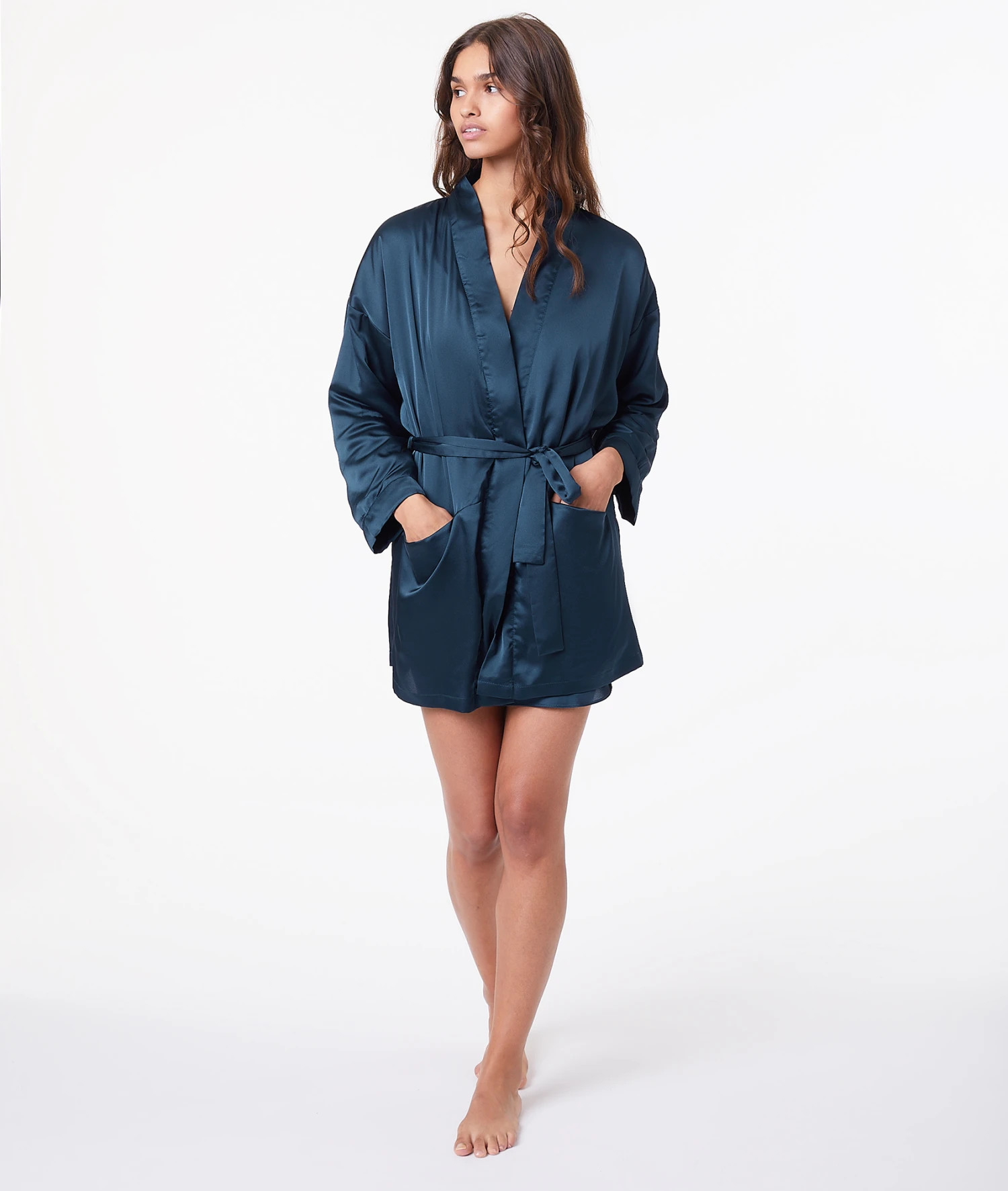 Satin Morgenmantel mit Fleece-Futter Marineblau - Eleganter Damen Bademantel 3 Satin Morgenmantel mit Fleece-Futter Marineblau - Eleganter Damen Bademantel – Bild 3