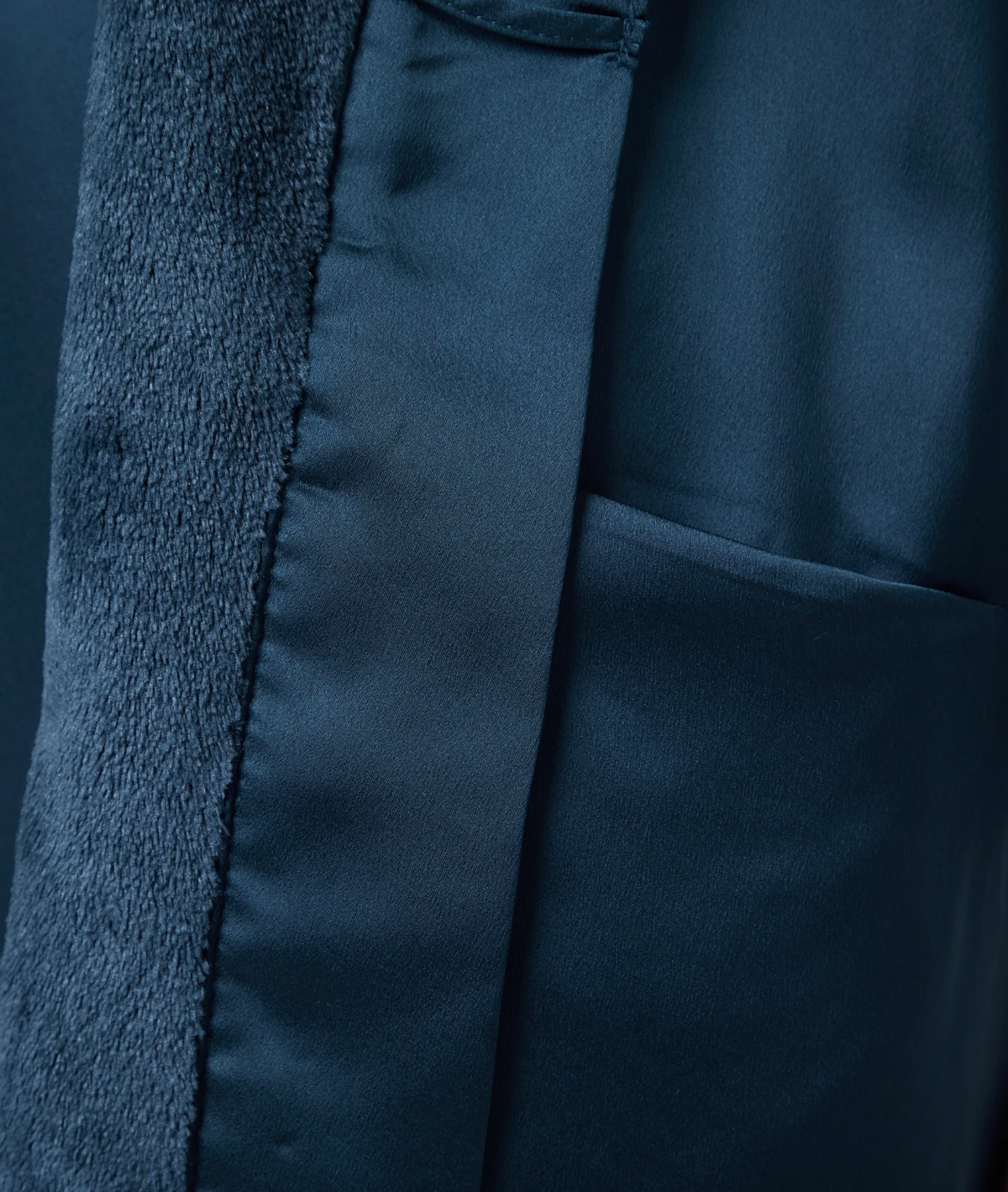 Satin Morgenmantel mit Fleece-Futter Marineblau - Eleganter Damen Bademantel 4 Satin Morgenmantel mit Fleece-Futter Marineblau - Eleganter Damen Bademantel – Bild 4