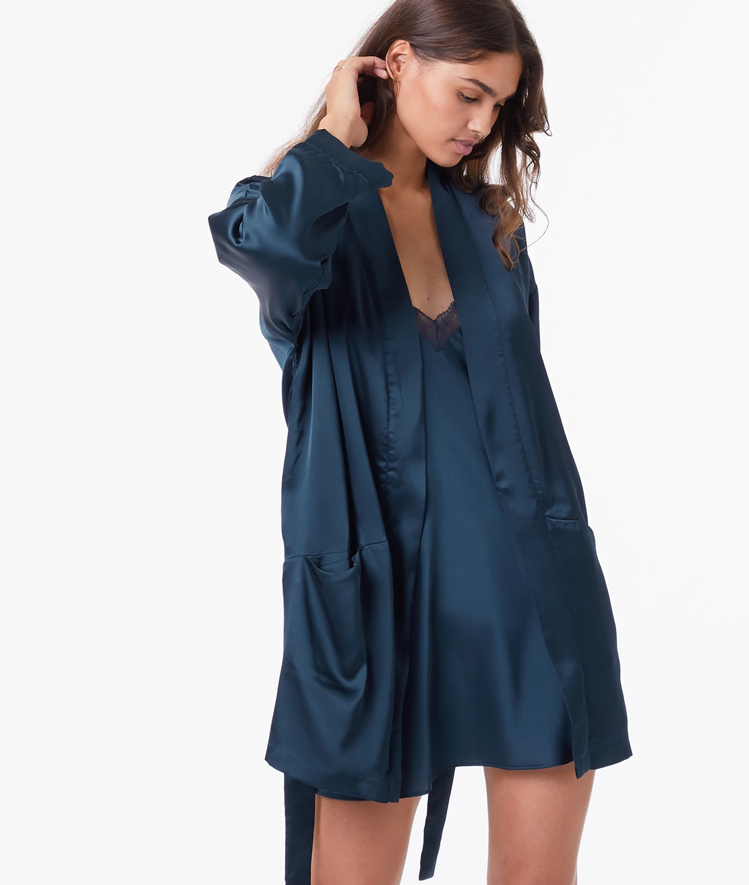 Satin Morgenmantel mit Fleece-Futter Marineblau - Eleganter Damen Bademantel 5 Satin Morgenmantel mit Fleece-Futter Marineblau - Eleganter Damen Bademantel – Bild 5