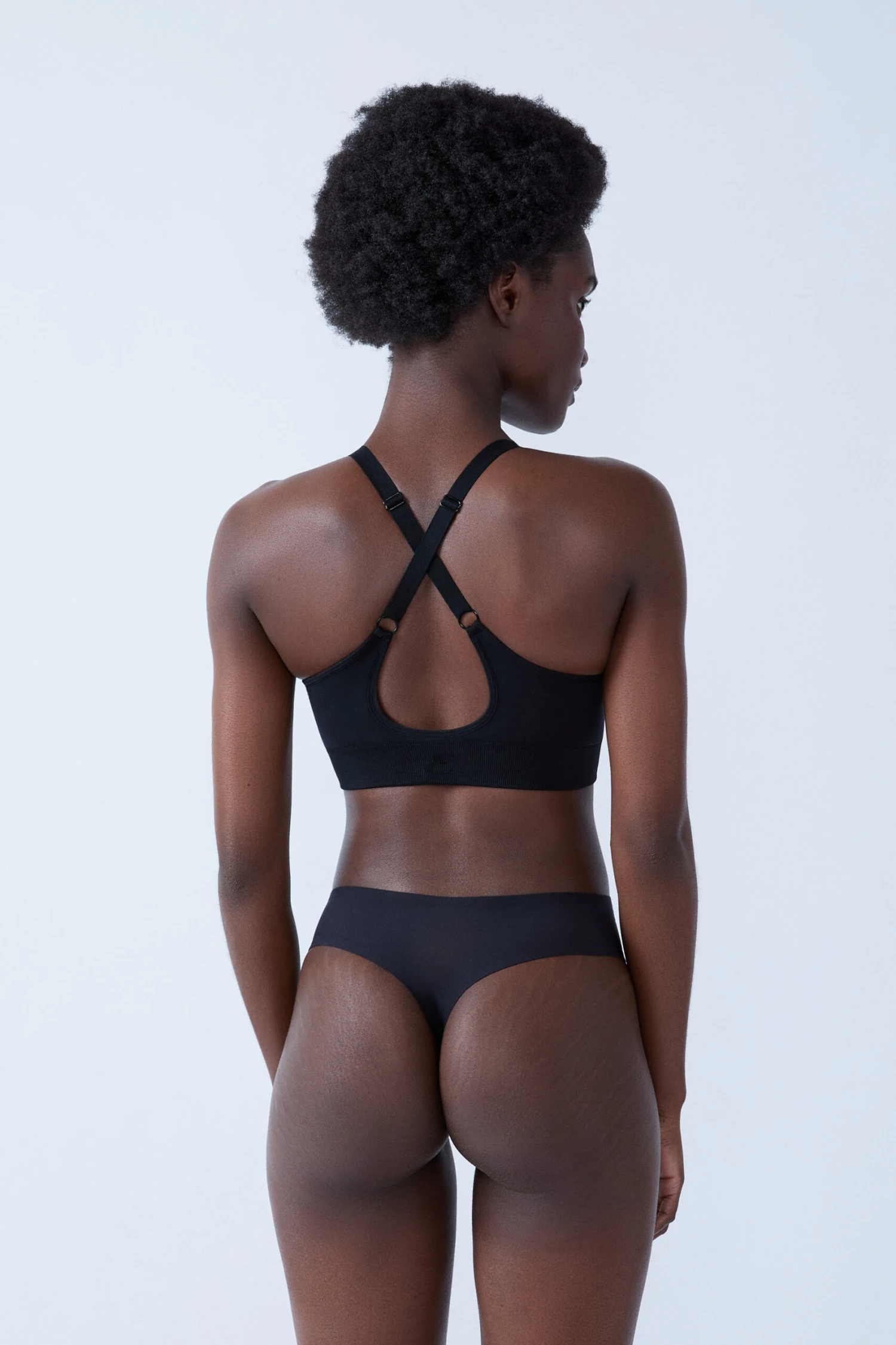 Nahtloser Sporttanga Schwarz – Unsichtbar & Atmungsaktiv für Ihr Workout 2 Nahtloser Sporttanga Schwarz – Unsichtbar & Atmungsaktiv für Ihr Workout – Bild 2