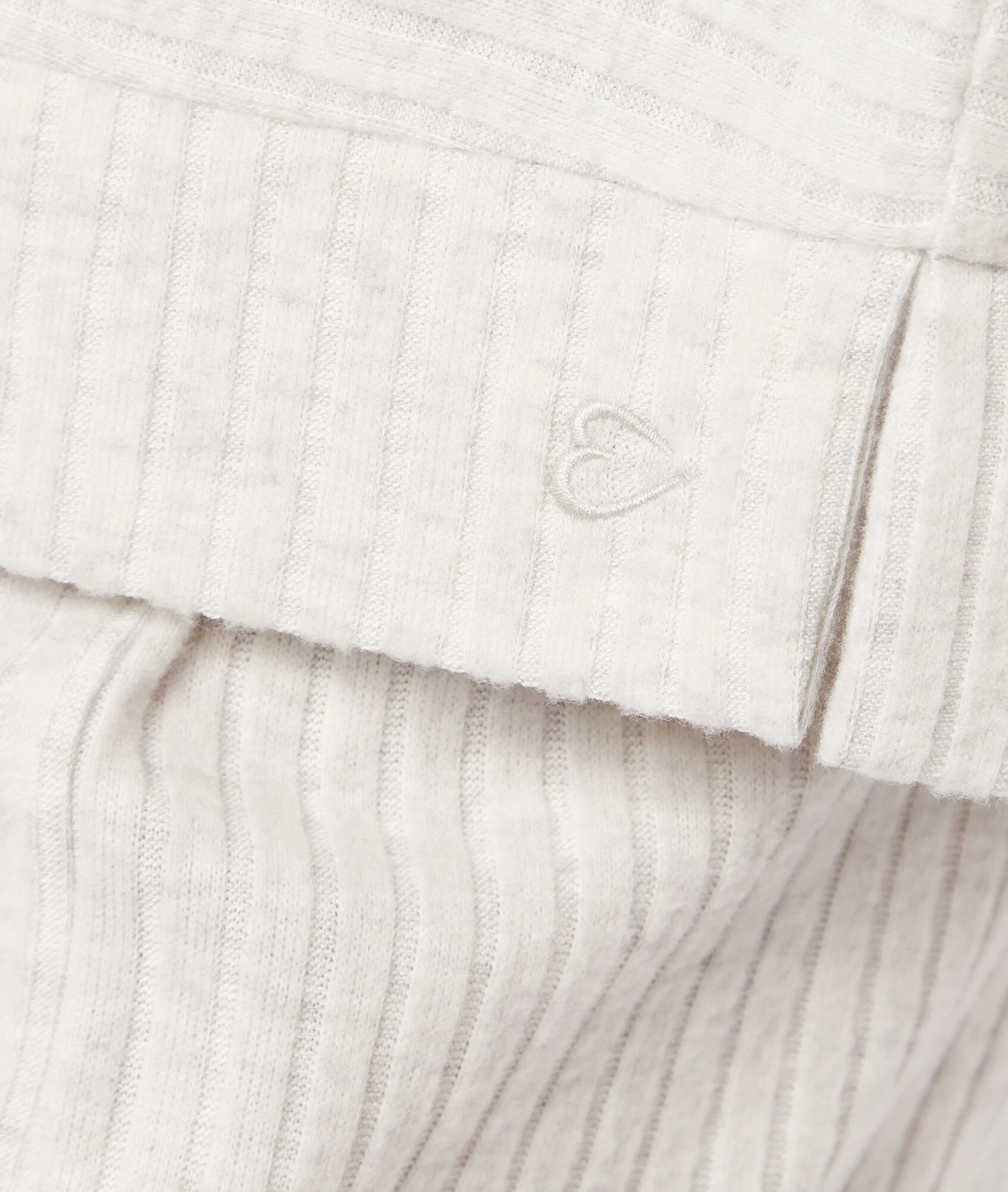 Bequemes Langarm-Schlafshirt in Grau aus Recycelten Fasern 4 Bequemes Langarm-Schlafshirt in Grau aus Recycelten Fasern – Bild 4