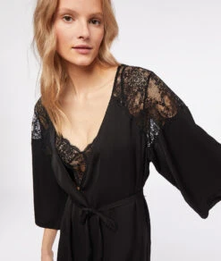 Elegantes Negligé mit floralen Spitzendetails in Schwarz -Etam Verkäufe 653784105 c