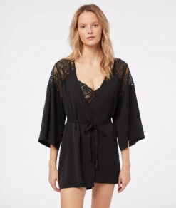 Elegantes Negligé mit floralen Spitzendetails in Schwarz
