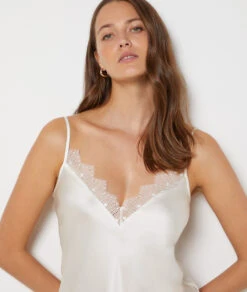 Elegantes Damen Caraco mit feiner Spitze am Ausschnitt in Weiß