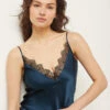 Elegantes Seiden Caraco Top mit Spitze in Marineblau – Luxuriöse Nachtwäsche -Etam Verkäufe 653798425 x