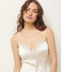 Elegantes Seidig Schimmerndes Nachthemd mit Raffinierten Rücken-Details -Etam Verkäufe 653798501 c