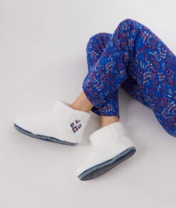 Flauschige Kunstpelz-Hausstiefel in Ecru mit dezenter Stickerei