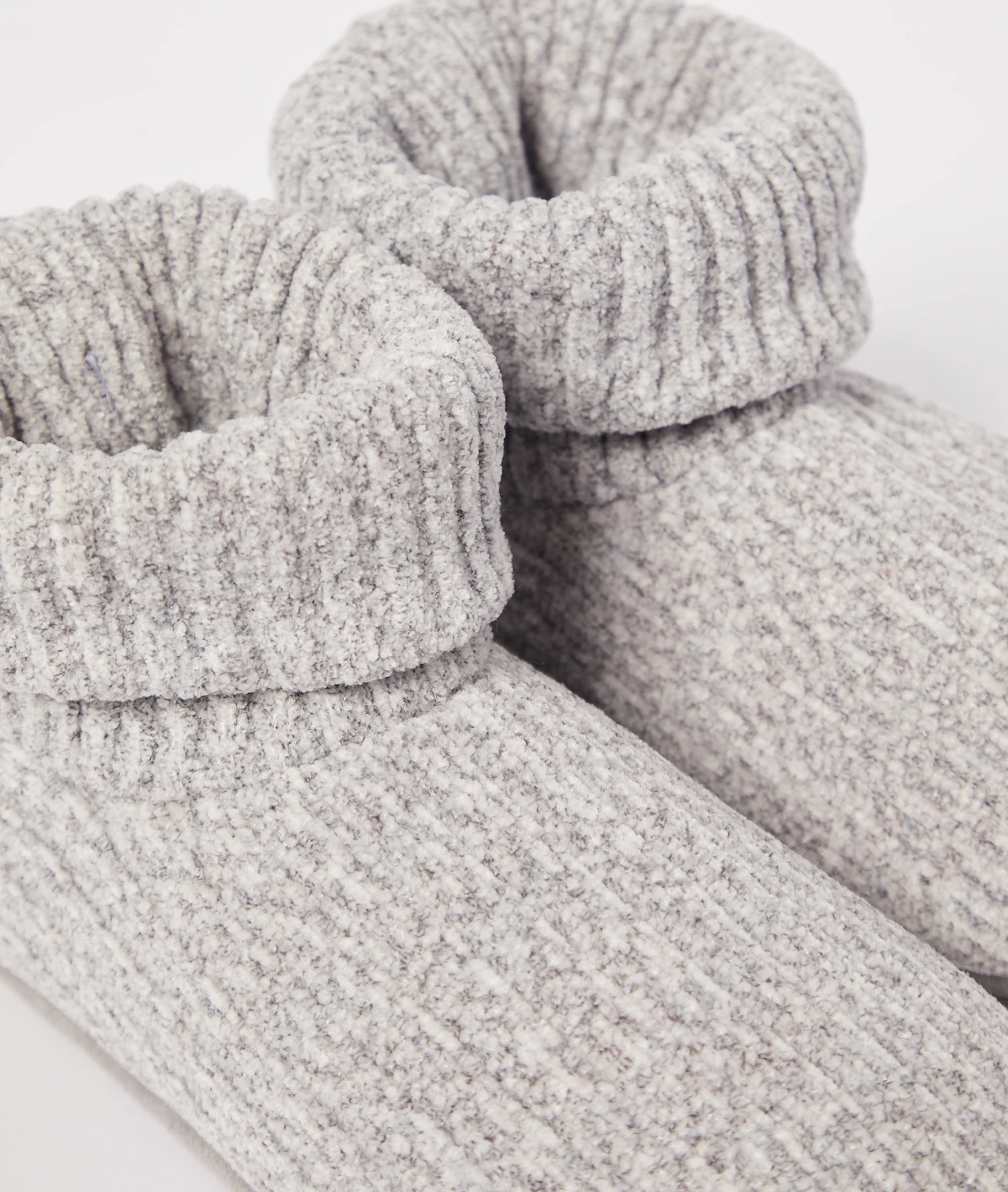 Kuschelige Haustiefel aus grobem Chenille-Strick – Hellgrau 4 Kuschelige Haustiefel aus grobem Chenille-Strick – Hellgrau – Bild 4